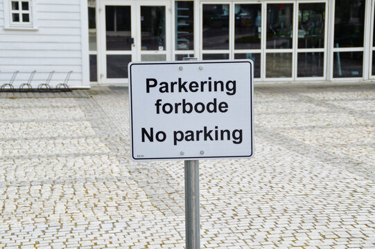 Verkehrsschild &bdquo;Parkering forbudt / No parking&ldquo; in norwegischem Ort. Konzept f&uuml;r Parkverbot, Verkehrsregeln, Infrastruktur und Tourismus in Norwegen mit Copyspace.