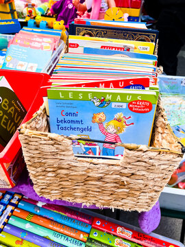 Dortmund - Deutschland 15. M&auml;rz 2026 - eine Kiste mit B&uuml;chern auf dem Flohmarkt