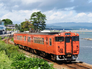 氷見線　雨晴海岸を行くキハ47普通列車