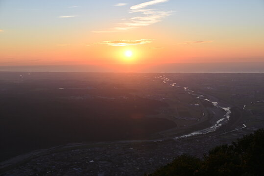 獅子吼高原から望む夕日と川の光が織りなす絶景
Sunset glow and river reflections seen from Shishiku Highland