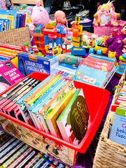 Fototapeta premium Dortmund - Deutschland 15. März 2026 - Eine bunte Auswahl an Kinderspielzeug auf dem Flohmarkt