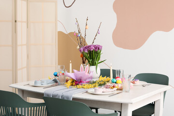 Obraz premium Interior of festive dining room with Easter table setting
