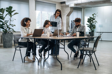 Obraz premium Company staff is sitting. Group of people are working in the office together as a team