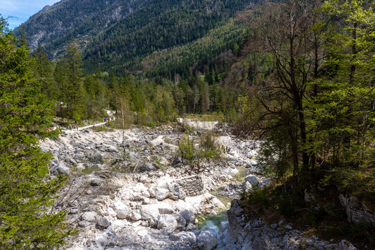 Niedriger Pegelstand im Bachlauf des Klausbachtal, steiniges Flussbett mit Ger&ouml;ll in den Berchtesgadener Alpen.
