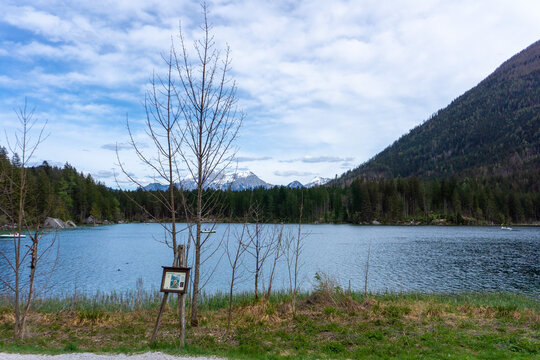 Der Hintersee mit Bergpanorama und einer Staffelei am Ufer, Teil des bekannten Malerwegs.