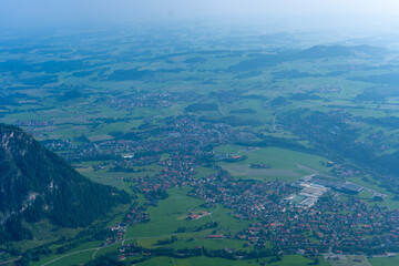 Obraz premium Blick vom Breitenberg auf Pfronten im Allgäu mit weiter Aussicht über das Tal.