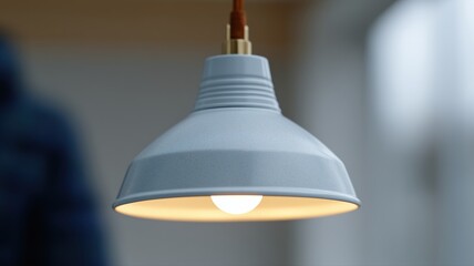 Obraz premium Moderne Pendelleuchteninstallation durch Elektriker in deutscher Wohnung mit digitaler Schaltplan-Checkliste
