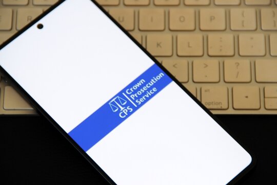 CPS - Crown Prosecution Service - Ag&ecirc;ncia p&uacute;blica respons&aacute;vel pela condu&ccedil;&atilde;o de processos criminais na Inglaterra e no Pa&iacute;s de Gales . &Eacute; chefiado pelo Diretor de Acusa&ccedil;&atilde;o P&uacute;blica.