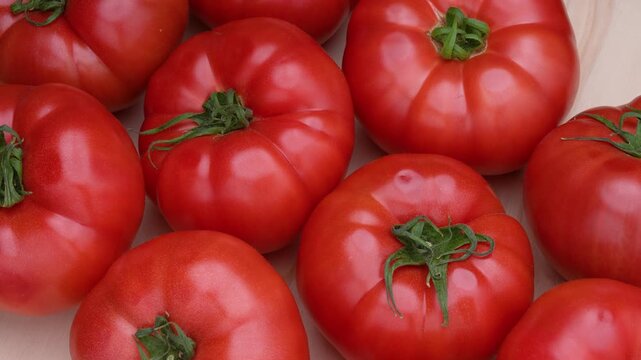 大きなトマトを並べてゆっくりターンさせた4K動画