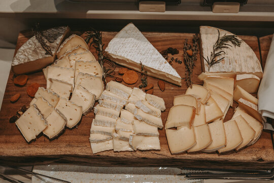 Plateau de fromages assortis sur une planche en bois rustique