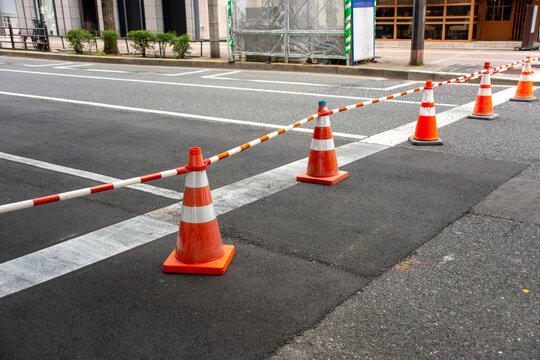 道路工事で通行規制された大通り