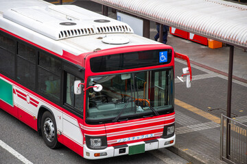 Fototapeta premium 乗客の乗車を待っている路線バス