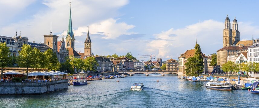 City panorama, evening mood, Fraum&uuml;nster and Grossm&uuml;nster, boats on the Limmat, Old Town of Zurich, Switzerland