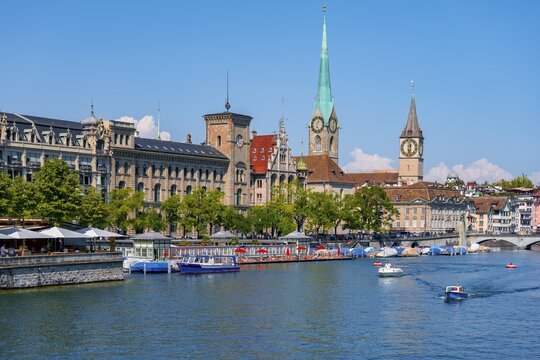 Fraum&uuml;nster, boats on the Limmat, Old Town of Zurich, Switzerland