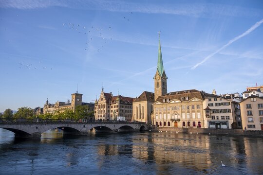 Fraum&uuml;nster, Limmat in the old town of Zurich, Switzerland