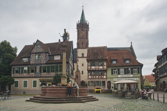 Half-timbered houses on the market square and statue of the Virgin Mary, Ladenburg, Baden-W&uuml;rttemberg, Germany