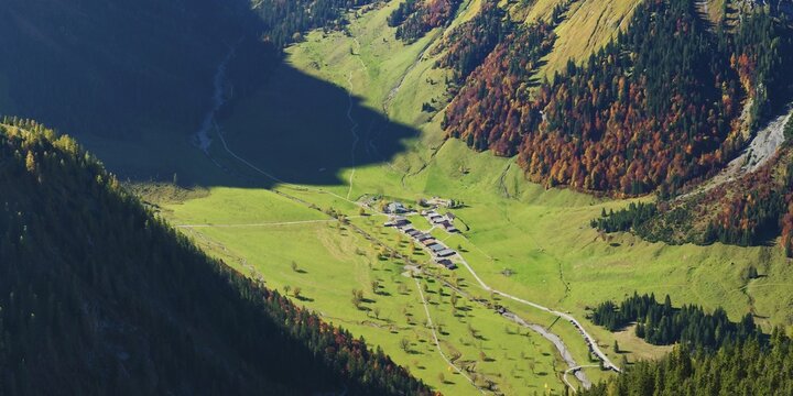 View from the summit of the Gramaijoch into the Engalm with Gro&szlig;e Ahornboden, Engtal, Karwendel, Pertisau, Hinterri&szlig;, Tyrol, Austria