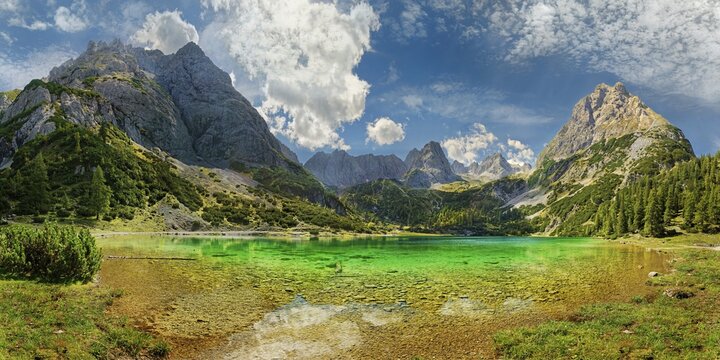 Turquoise Lake Seebensee and the mountain peaks of Tajakopf and Drachenkopf under a bizarre cloudy sky, Seebensee, Ehrwalder Alm, Ehrwald, Mieminger Gebirge, Tyrol, Austria