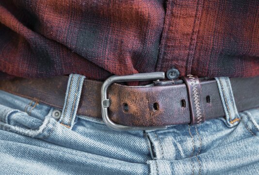 Rotes Hemd in Jeans gesteckt, G&uuml;rtel, Detailansicht, Hipster, Deutschland