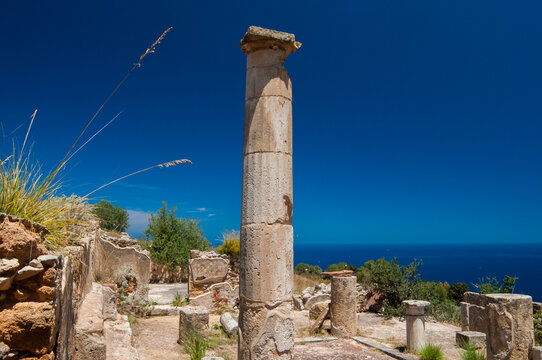 Solunto, Sicily: view of columns and ruins in the old phoenician town near Palermo