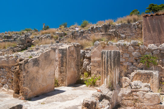 Solunto, Sicily: view of columns and ruins in the old phoenician town near Palermo
