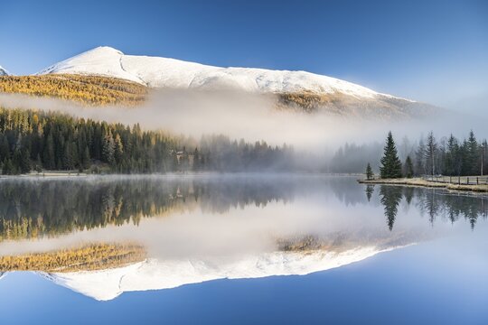 Prebersee in autumn, foggy atmosphere with reflection, Lungau, Land Salzburg, Salzburg, Austria