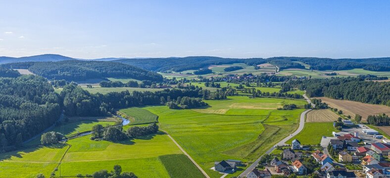 Ausblick auf das Tal der Schwarzach rund um die Gmeinde Altendorf an einem wolkenlosen Sommerabend