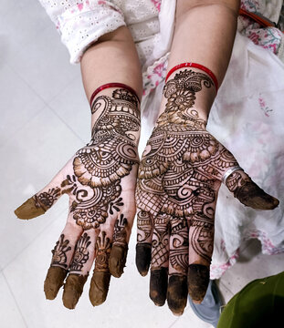 Picture of human hand being decorated with henna tattoo,Decorate