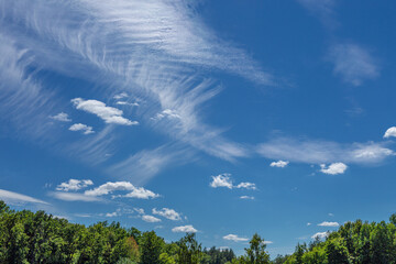 Obraz premium Deep blue sky with beautiful cumulus clouds.