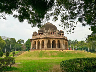 Obraz premium Historic Indo-Islamic Architecture of Muhammad Shah Sayyid Tomb in Lodi Garden, New Delhi