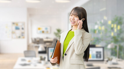 スマートフォンで通話するビジネスウーマン オフィスのビジネスコミュニケーションイメージ, Businesswoman Talking on Smartphone in Office Communication Concept © Trickster*