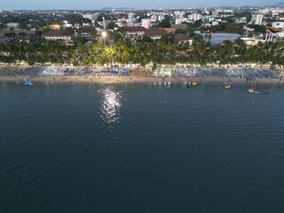 태국 방센 해변의 화려한 야경 조명과 해안선을 따라 펼쳐진 고요한 밤바다 풍경  © rokacaptain