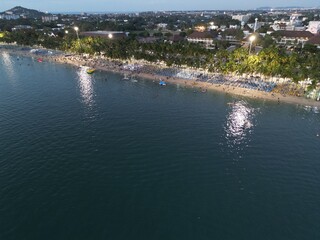 태국 방센 해변의 화려한 야경 조명과 해안선을 따라 펼쳐진 고요한 밤바다 풍경  © rokacaptain