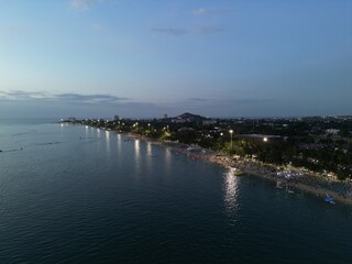 태국 방센 해변의 화려한 야경 조명과 해안선을 따라 펼쳐진 고요한 밤바다 풍경  © rokacaptain