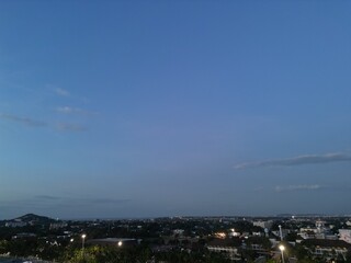 태국 방센 해변의 화려한 야경 조명과 해안선을 따라 펼쳐진 고요한 밤바다 풍경  © rokacaptain