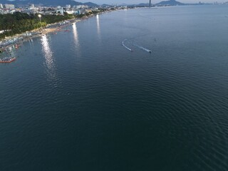 태국 방센 해변의 화려한 야경 조명과 해안선을 따라 펼쳐진 고요한 밤바다 풍경  © rokacaptain