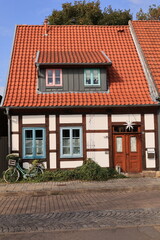 Obraz premium Historisches Fachwerkhaus im Zentrum der Stadt Bückeburg in Niedersachsen 