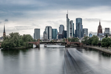 Naklejka premium Frankfurt Skyline mit Main und Bankenviertel bei bewölktem Himmel, Deutschland