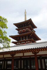 Obraz premium 薬師寺 回廊と西塔 奈良市西ノ京町