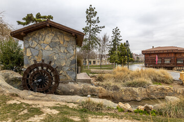 Obraz premium The water wheel located in the Kalehan Ancestral Garden in Konya.
