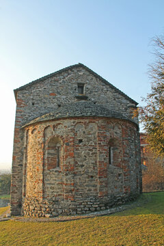 la piccola chiesa romanica di San Tommaso a Briga Novarese
