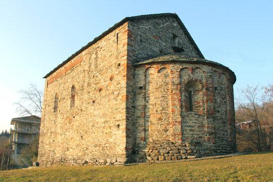 la piccola chiesa romanica di San Tommaso a Briga Novarese