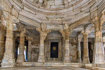 Fototapeta premium Ranakpur Jain Temple in Rajasthan, a 15th-century white marble masterpiece dedicated to Tirthankara Adinatha, famed for its Chaumukha design and 1,444 uniquely carved pillars symbolizing Jain devotion
