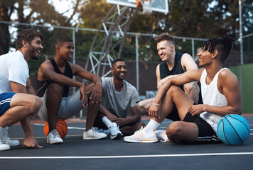Naklejka premium Friends, smile and talk on basketball court with break, fitness and training together to play game. Happy, people and conversation outdoor with diversity, exercise rest and sports tips for practice.