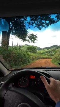 Time lapse dirigindo em estrada de terra, na cidade de Araponga, regi&atilde;o da Serra do Papagaio, Estado de Minas Gerais, Brasil