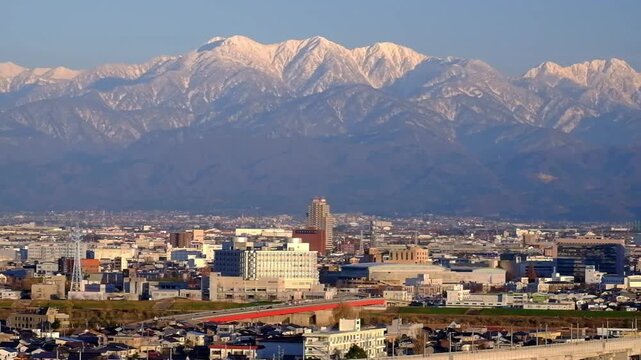 呉羽山からの眺望　富山市街地ビル群と北アルプス毛勝三山