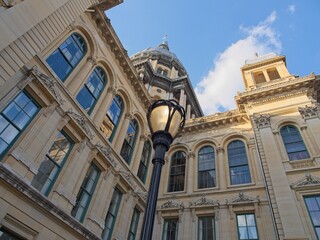 Fototapeta premium Upclose view of the Illinois State Capitol building exterior (side view)