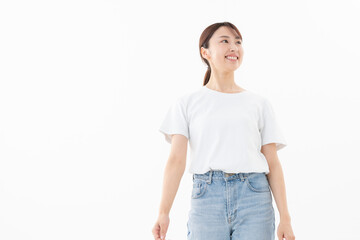 Obraz premium 白バックのTシャツの若い女性