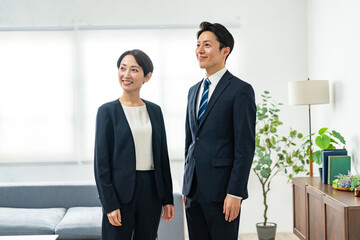 Fototapeta premium 外を見つめるビジネスマン二人