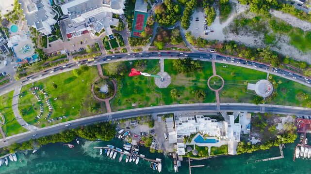 Bandera de M&eacute;xico, En zona hotelera de Canc&uacute;n, Boulevard Kukulk&aacute;n, mar caribe, playa